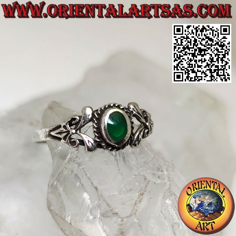Bague en argent avec agate verte ovale et décorée de deux feuilles des deux côtés