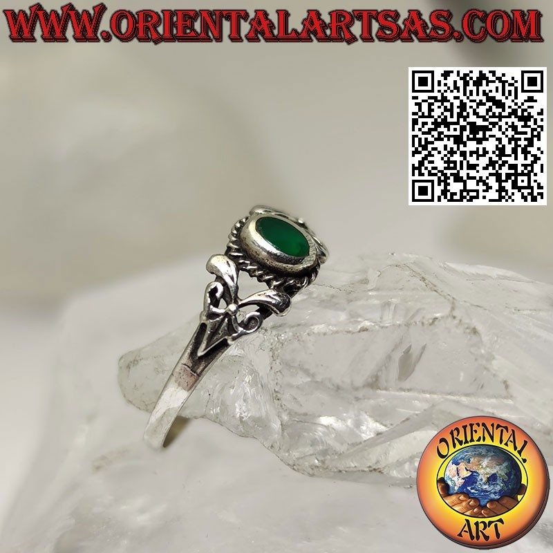 Anello in argento con agata verde ovale e decorato con due foglie sui untrambi i lati