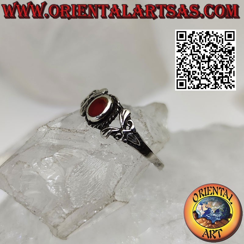Anello in argento con corniola ovale e decorato con due foglie sui untrambi i lati