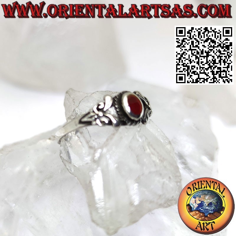 Bague en argent avec cornaline ovale et décorée de deux feuilles des deux côtés