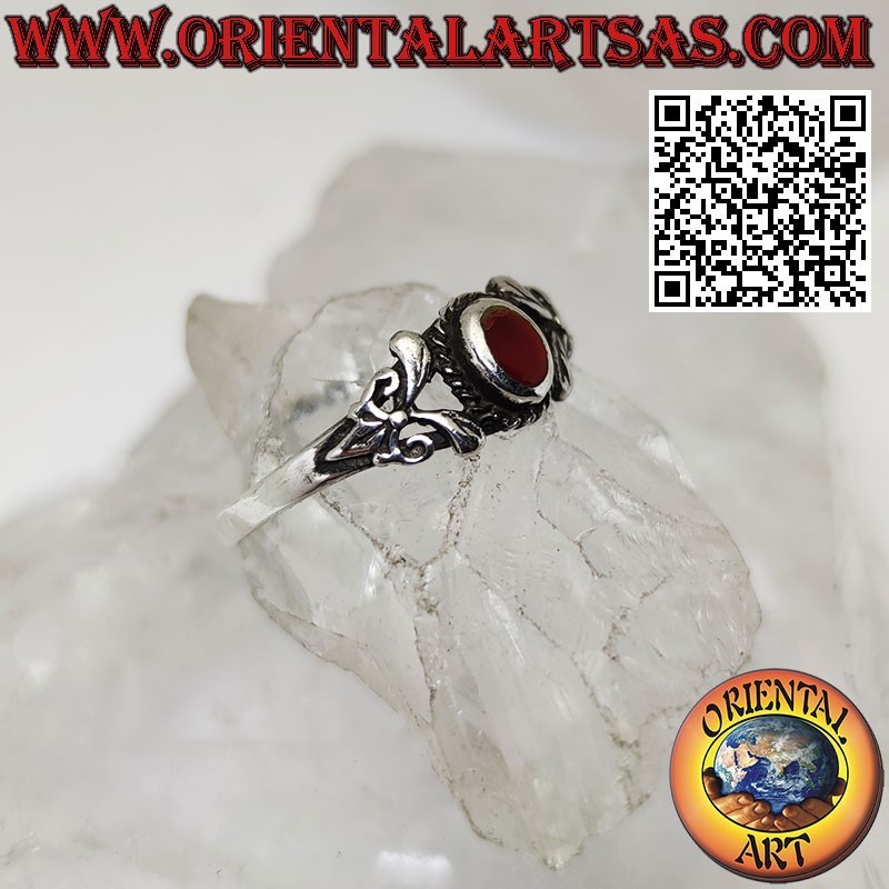 Anello in argento con corniola ovale e decorato con due foglie sui untrambi i lati