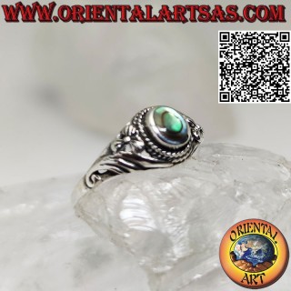 Anillo de plata con concha de paua de abulón y decorado con una flor lila en ambos lados