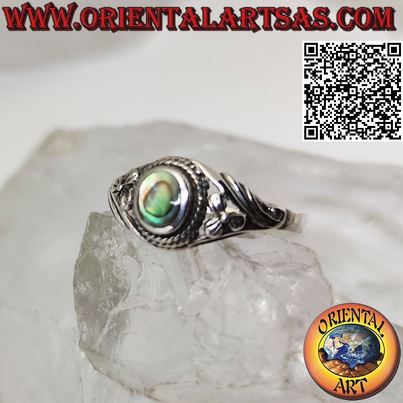 Anello in argento con abalone paua shell e decorato con un fiore di lilla sui untrambi i lati