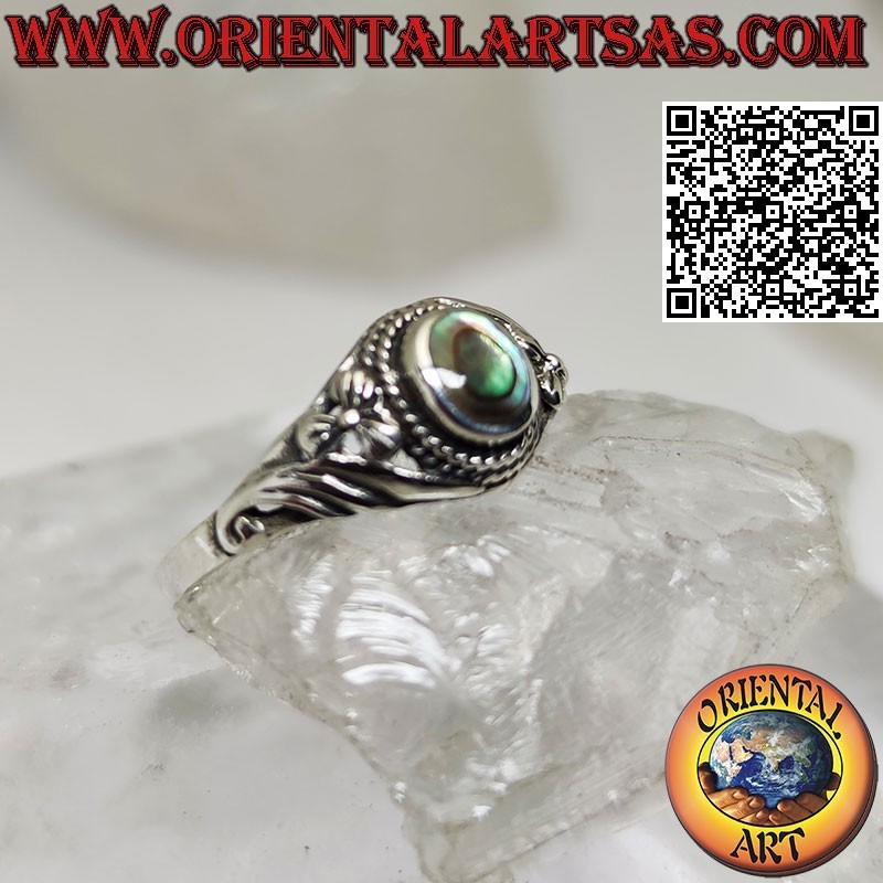 Anillo de plata con concha de paua de abulón y decorado con una flor lila en ambos lados