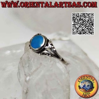 Anillo de plata con turquesa redonda rodeada de entrecruzamiento y decoración floral de filigrana en los laterales