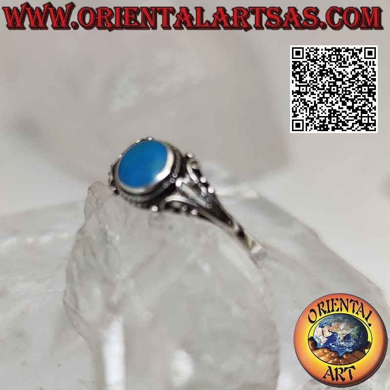 Anello in argento con turchese tondo contornato da intreccio e decorazione floreale a filigrana sui lati