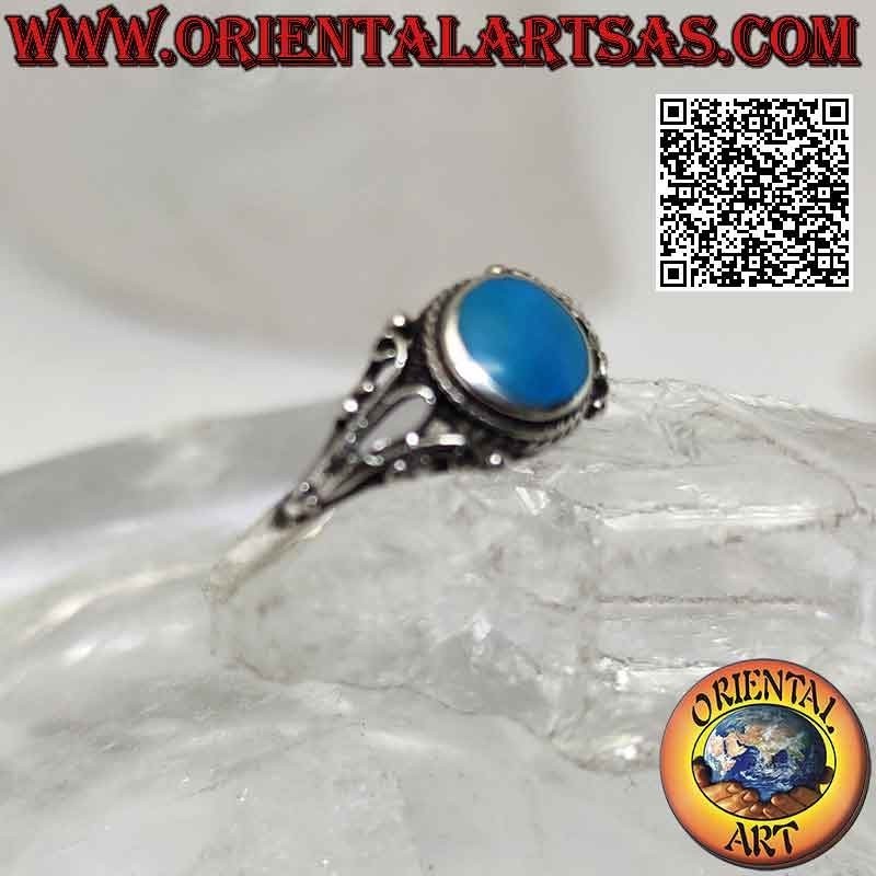 Anillo de plata con turquesa redonda rodeada de entrecruzamiento y decoración floral de filigrana en los laterales