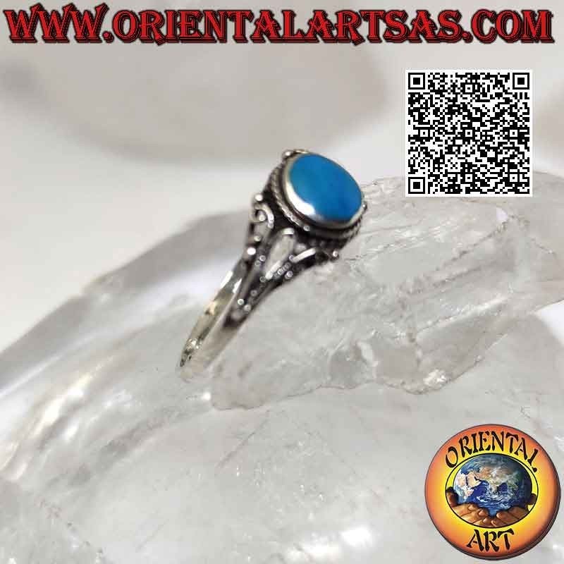 Anillo de plata con turquesa redonda rodeada de entrecruzamiento y decoración floral de filigrana en los laterales