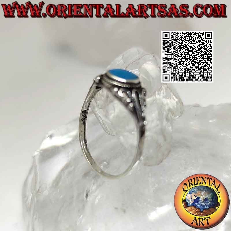 Anillo de plata con turquesa redonda rodeada de entrecruzamiento y decoración floral de filigrana en los laterales