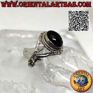 Anillo de plata con cabujón ovalado de ónix rodeado de bolitas y decoración floral filiforme en los laterales