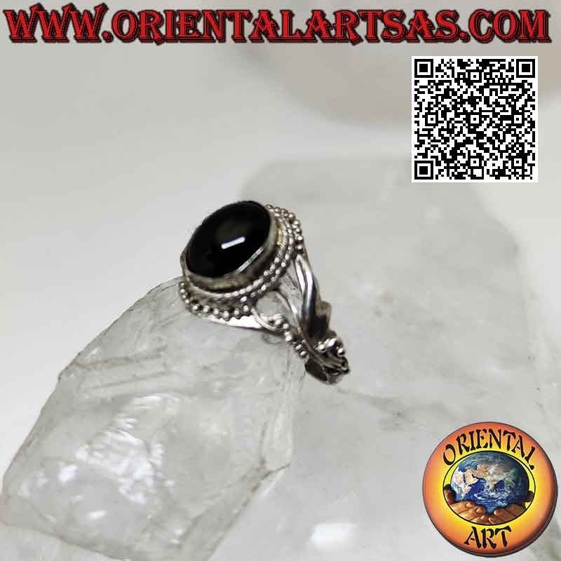 Silberring mit ovalem Onyx-Cabochon umgeben von Kugeln und fadenförmigem Blumendekor an den Seiten