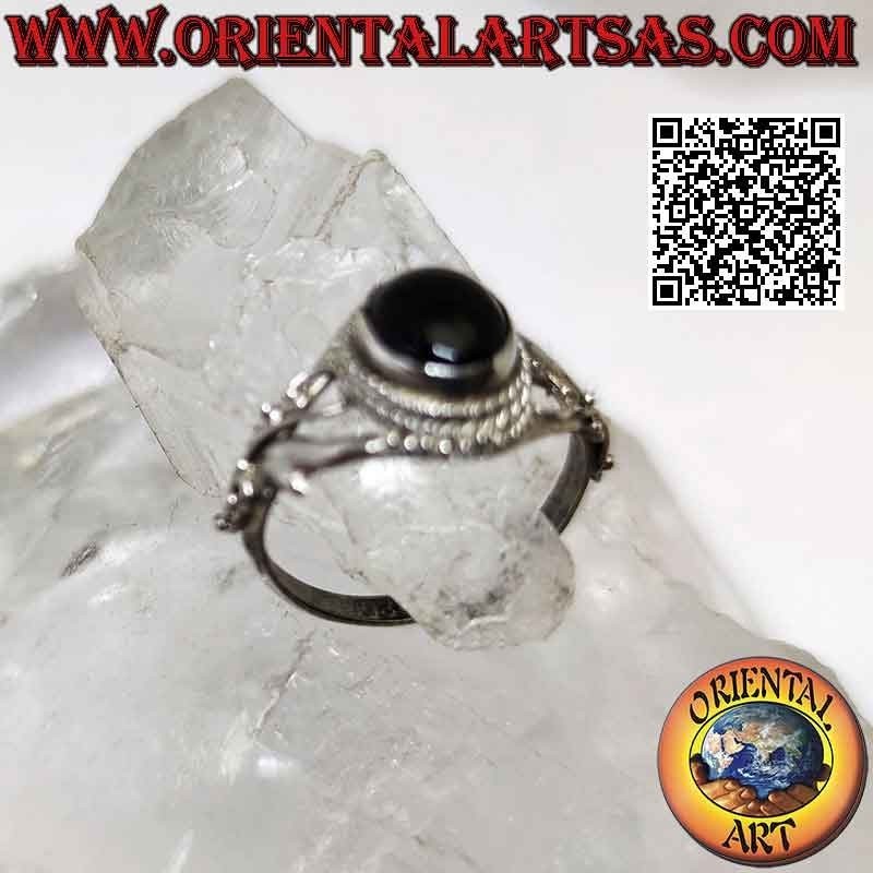 Anillo de plata con cabujón ovalado de ónix rodeado de bolitas y decoración floral filiforme en los laterales