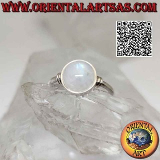 Anello in argento con pietra di luna arcobaleno tonda cabochon su montatura liscia e doppia linea sui lati