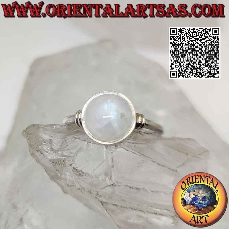 Bague en argent avec pierre de lune arc-en-ciel cabochon rond sur monture lisse et double trait sur les côtés