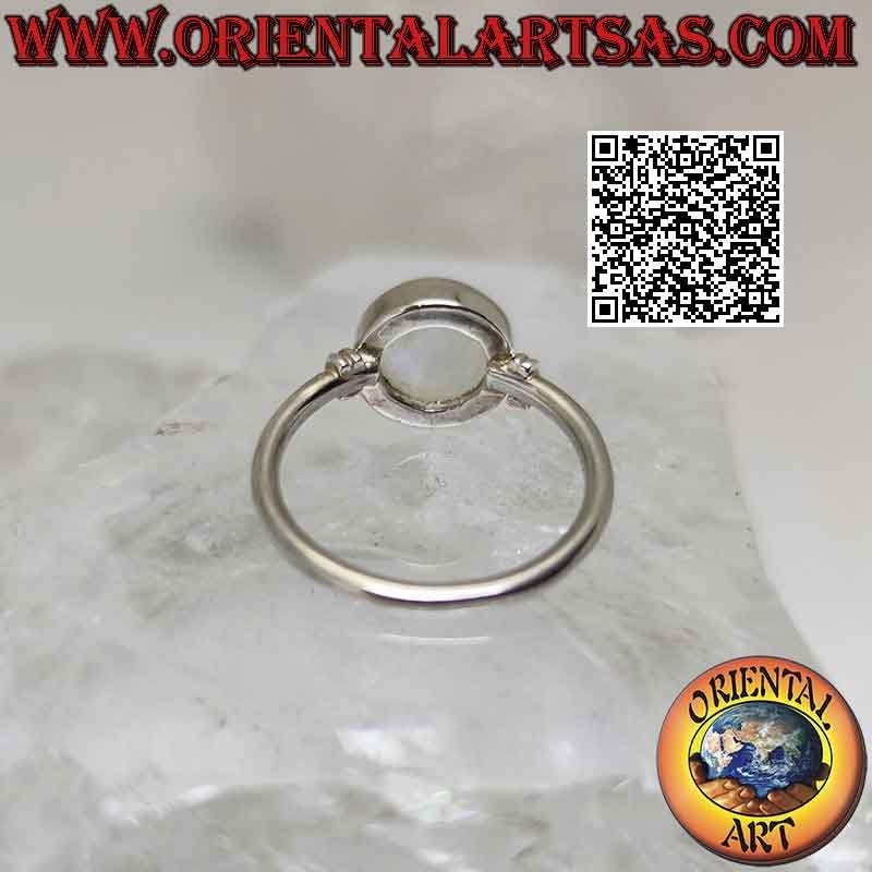 Anillo de plata con cabujón redondo de piedra luna arcoíris en engaste liso y doble línea en los laterales