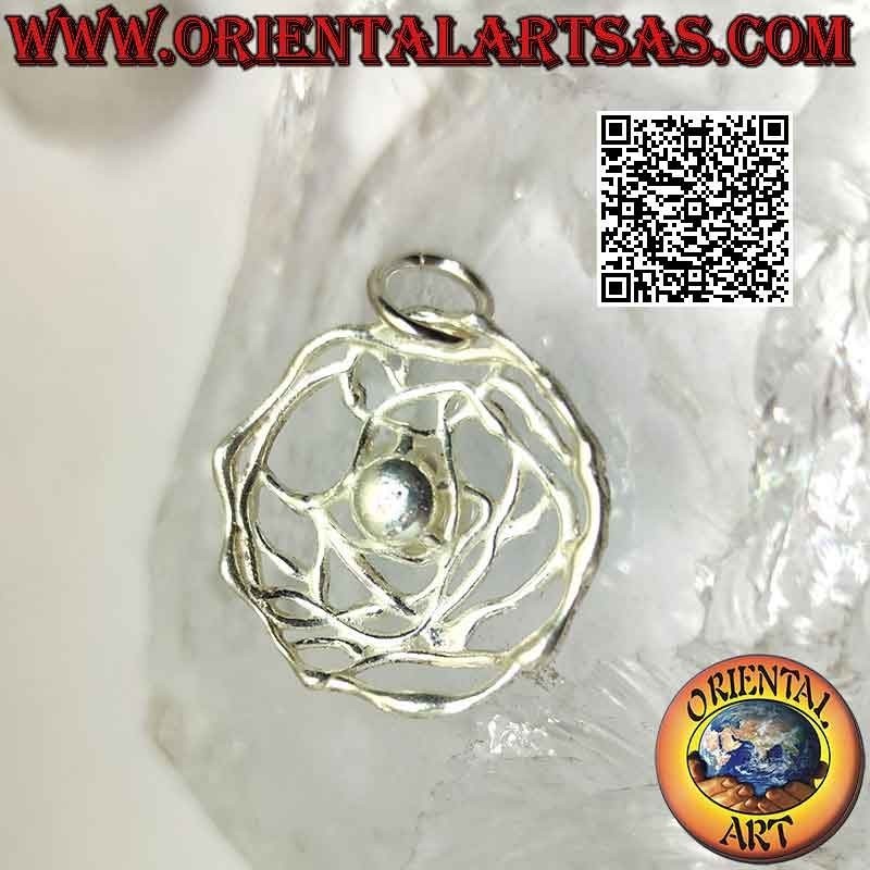 Colgante de plata con perla blanca de agua dulce en una trama redonda de hilos satinados