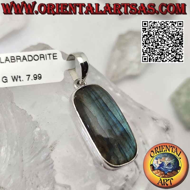 Pendentif en argent avec un gros cabochon rectangulaire en labradorite rectangulaire biseautée sur une monture lisse