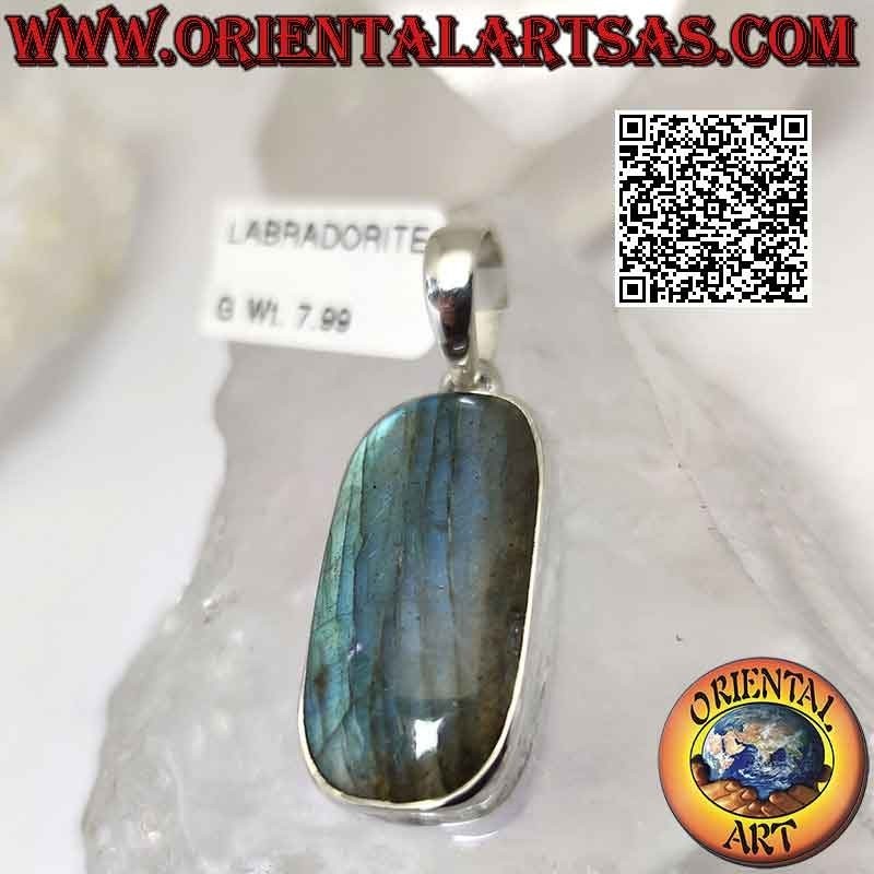 Pendentif en argent avec un gros cabochon rectangulaire en labradorite rectangulaire biseautée sur une monture lisse