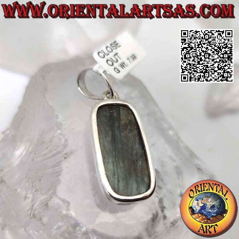 Pendentif en argent avec un gros cabochon rectangulaire en labradorite rectangulaire biseautée sur une monture lisse