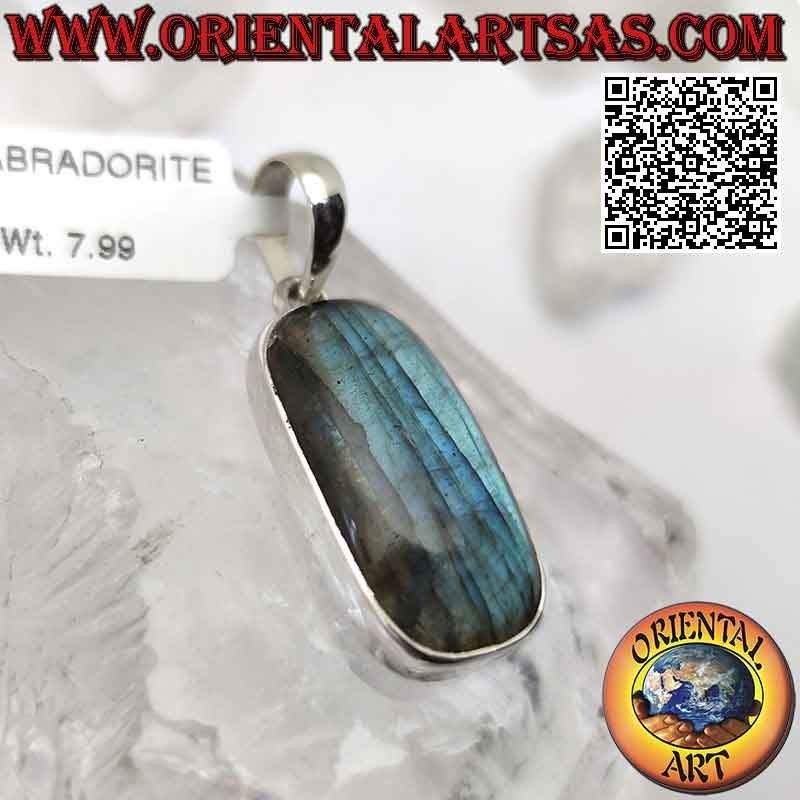 Pendentif en argent avec un gros cabochon rectangulaire en labradorite rectangulaire biseautée sur une monture lisse