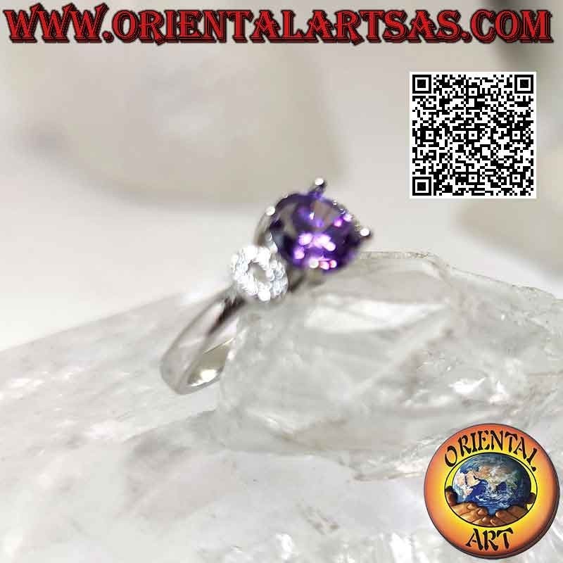 Solitär-Silberring mit rundem synthetischem Amethyst besetzt und Zirkonkreis an den Seiten