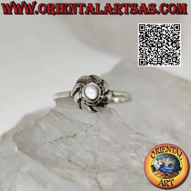 Anillo de plata con pequeña madreperla redonda en el centro de un vórtice