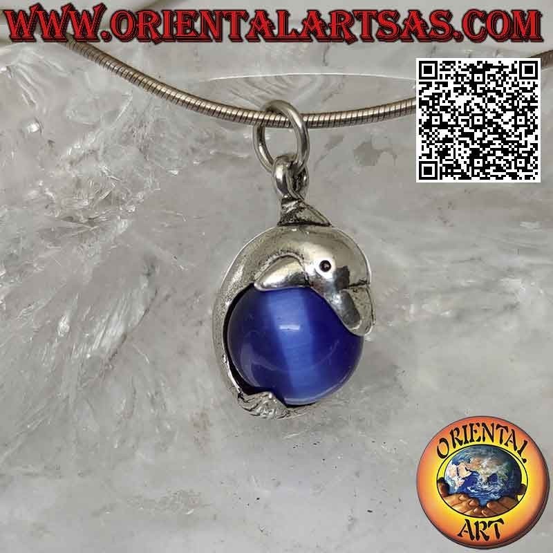 Delphin-Anhänger aus Silber, der eine rotierende blaue Katzenaugenkugel umhüllt