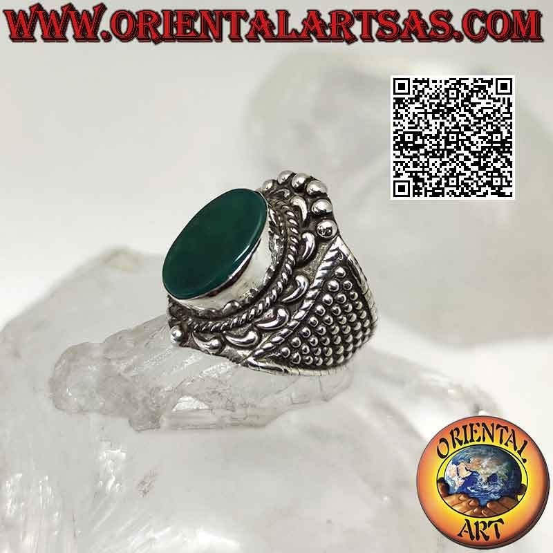 Bague en argent à large bande avec une grande agate verte ovale avec une couronne baroque et des boules autour