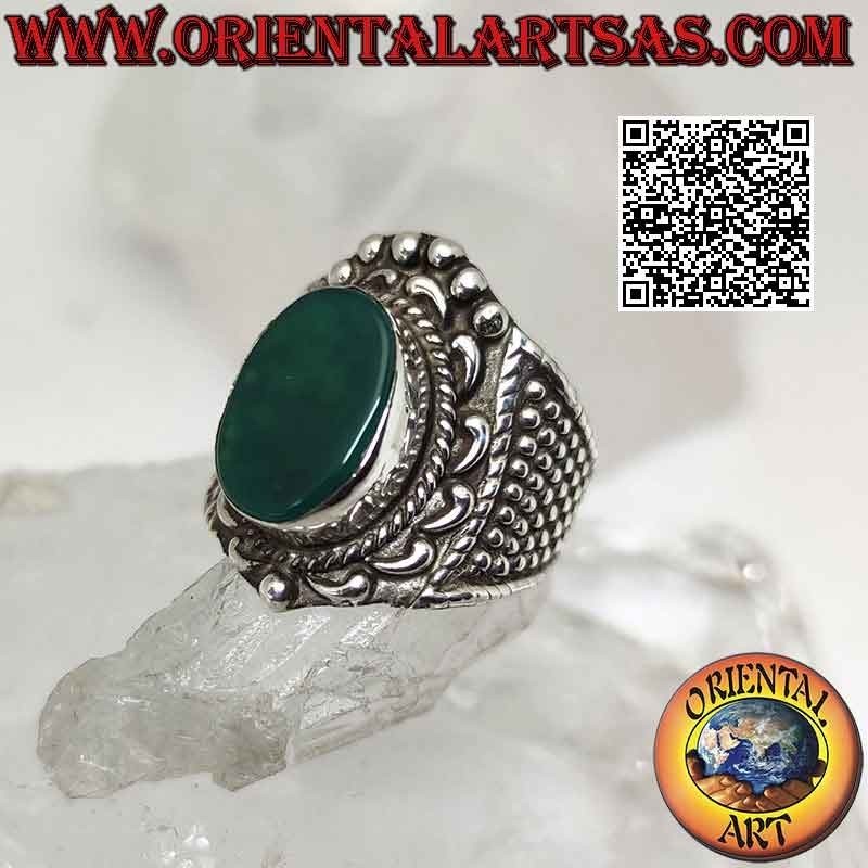 Anillo de plata de banda ancha con gran ágata verde ovalada con corona barroca y bolitas alrededor