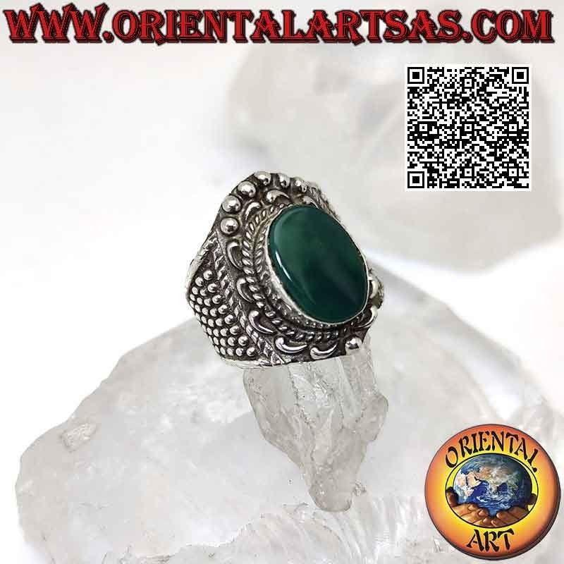 Bague en argent à large bande avec une grande agate verte ovale avec une couronne baroque et des boules autour