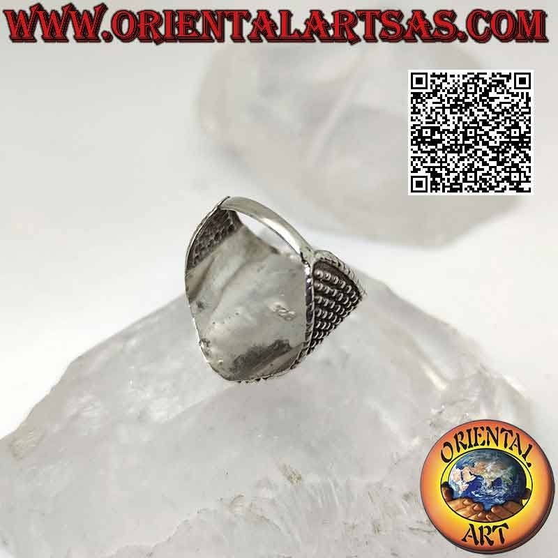 Bague en argent à large bande avec une grande agate verte ovale avec une couronne baroque et des boules autour