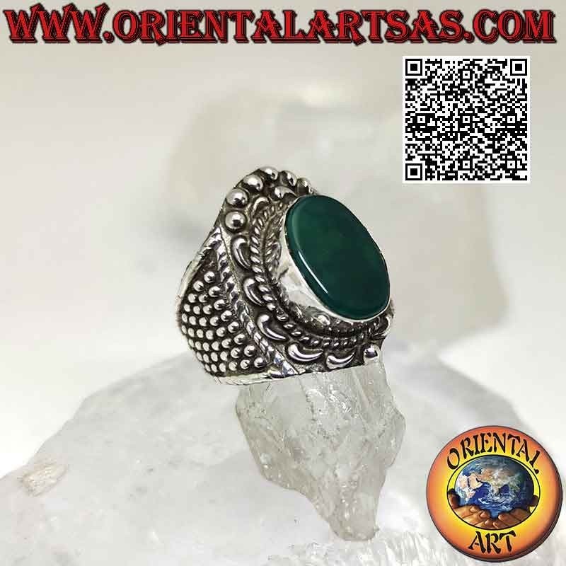 Bague en argent à large bande avec une grande agate verte ovale avec une couronne baroque et des boules autour