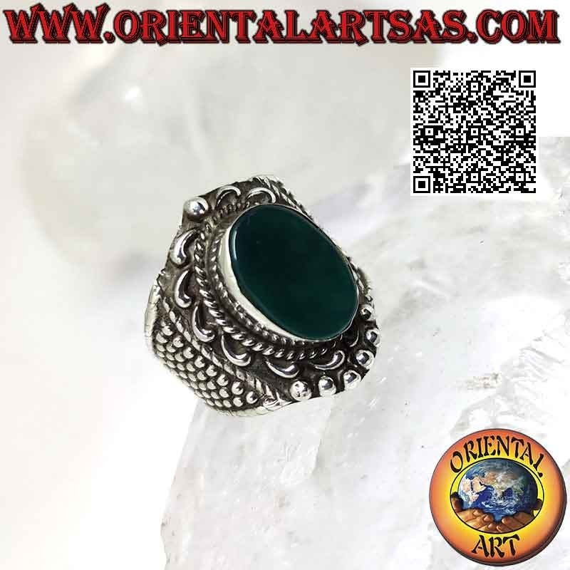 Bague en argent à large bande avec une grande agate verte ovale avec une couronne baroque et des boules autour