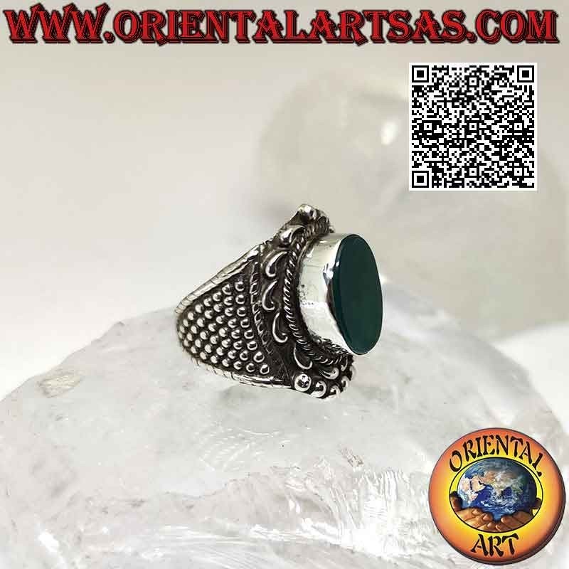 Anello in argento a fascia larga con agata verde ovale grande con corona barocca e palline intorno