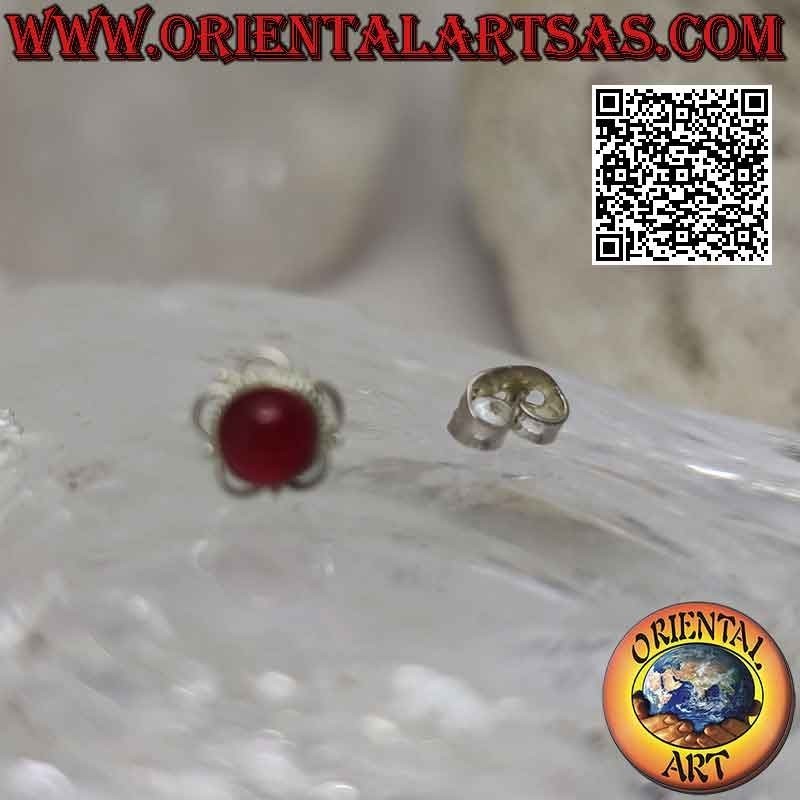 Mini boucle d'oreille en argent, cabochon rond cornaline entouré d'entrelacs et de petites arcades