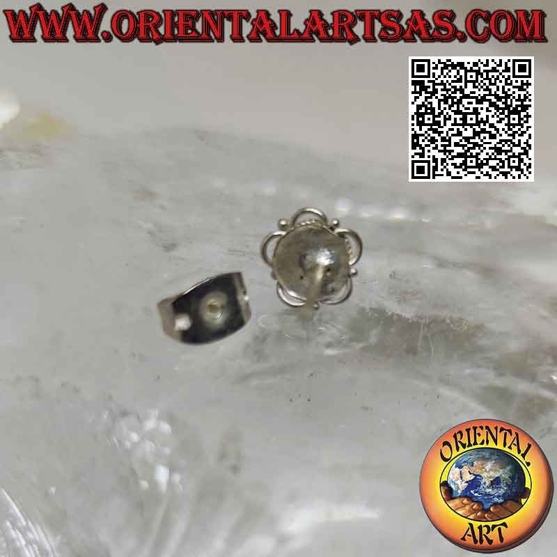 Mini pendiente en plata, cabujón redondo de cornalina rodeado de entrelazados y pequeños arcos