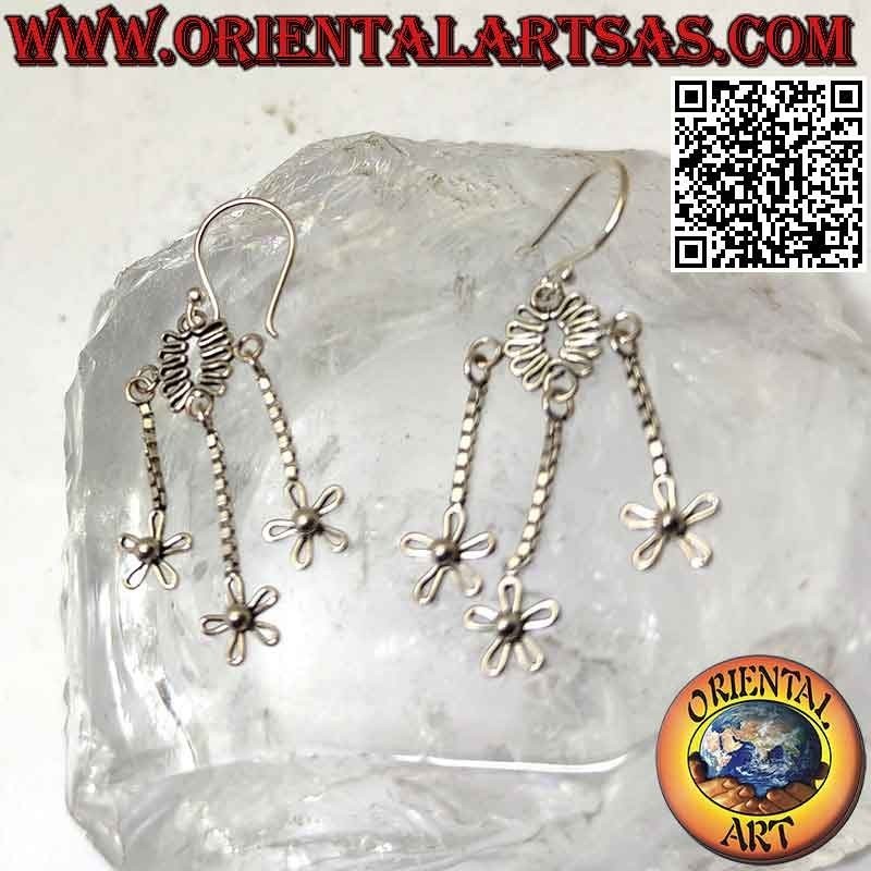 Pendientes de gancho de plata con alambre ovalado ondulado y tres flores colgantes