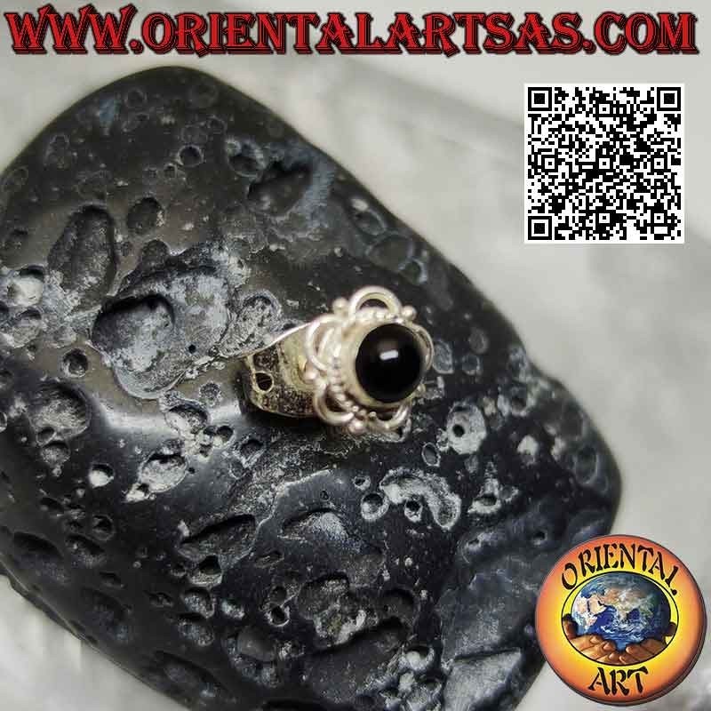 Mini boucle d'oreille en argent, pierre cabochon ronde entourée d'entrelacs et d'arcs