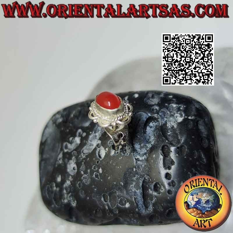 Mini orecchino in argento, pietra ovale cabochon contornata da intreccio e archetti