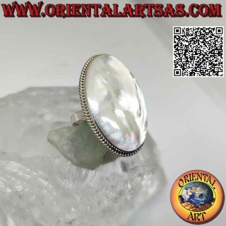 Anello in argento con grande madreperla ovale contornata da intreccio fitto (regolabile)