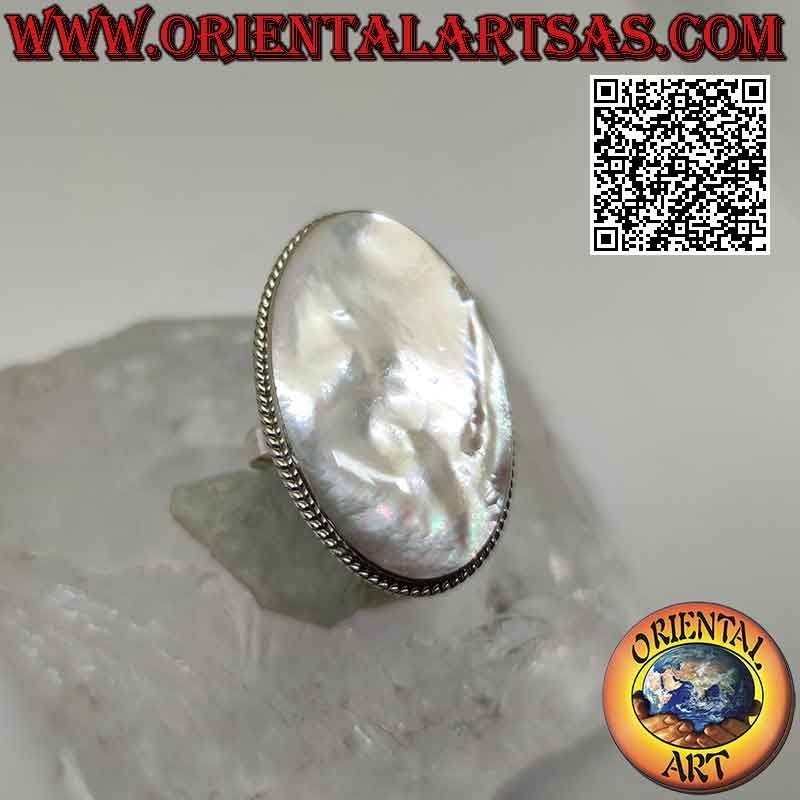 Anello in argento con grande madreperla ovale contornata da intreccio fitto (regolabile)