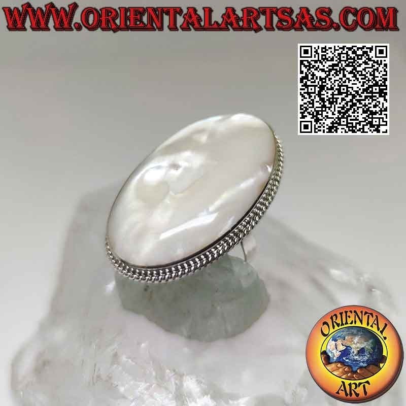 Bague en argent avec grosse nacre ovale entourée d'un tissage dense (réglable)