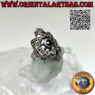 Anillo de plata con ónix redondo rodeado de un círculo de marcasita en un engaste perforado