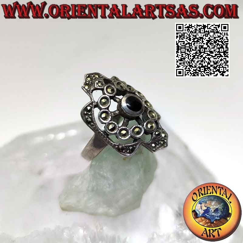 Anillo de plata con ónix redondo rodeado de un círculo de marcasita en un engaste perforado