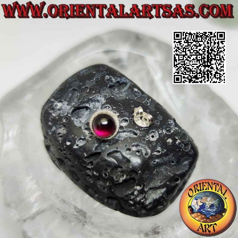 Mini orecchino in argento, granato tondo naturale cabochon con cornice puntinata