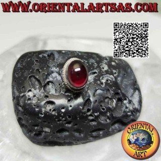 Mini pendiente de plata, gran cabujón ovalado de granate natural con marco de puntos