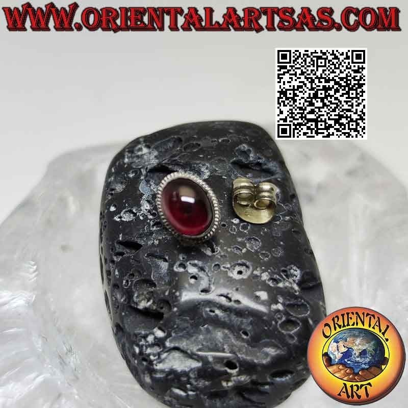 Mini boucle d'oreille en argent, gros cabochon grenat ovale naturel avec monture pointillée
