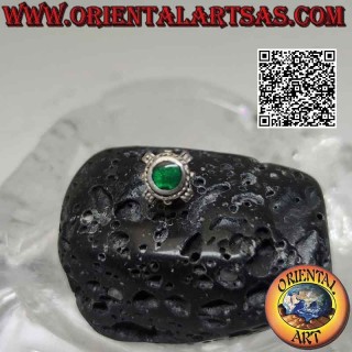 Mini orecchino in argento, agata verde tonda contornata da intreccio e inserti sui punti cardinali