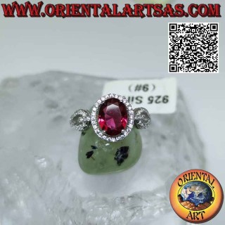 Anello in argento con granato ovale incastonato contornato zirconi bianchi e agganciato dai lati