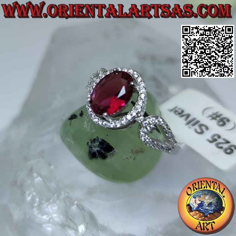 Bague en argent avec grenat ovale serti entouré de zircons blancs et crochet sur les côtés
